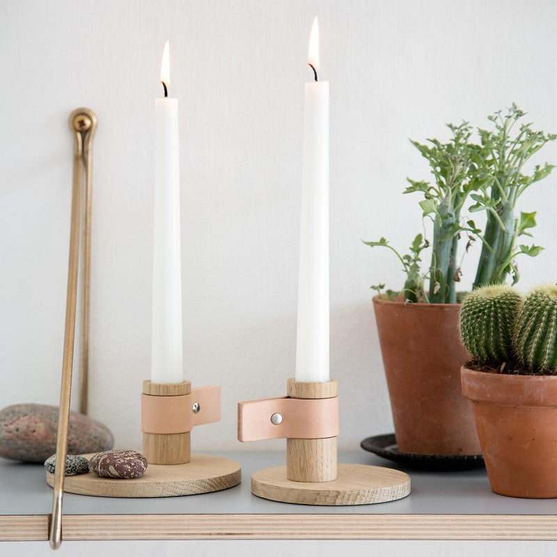 By WIRTH Bright Light – kaarsenstandaard in eik & leer