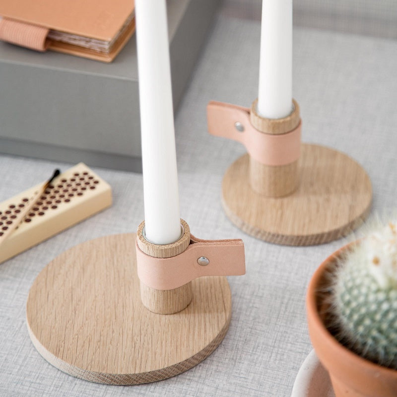 By WIRTH Bright Light – kaarsenstandaard in eik & leer