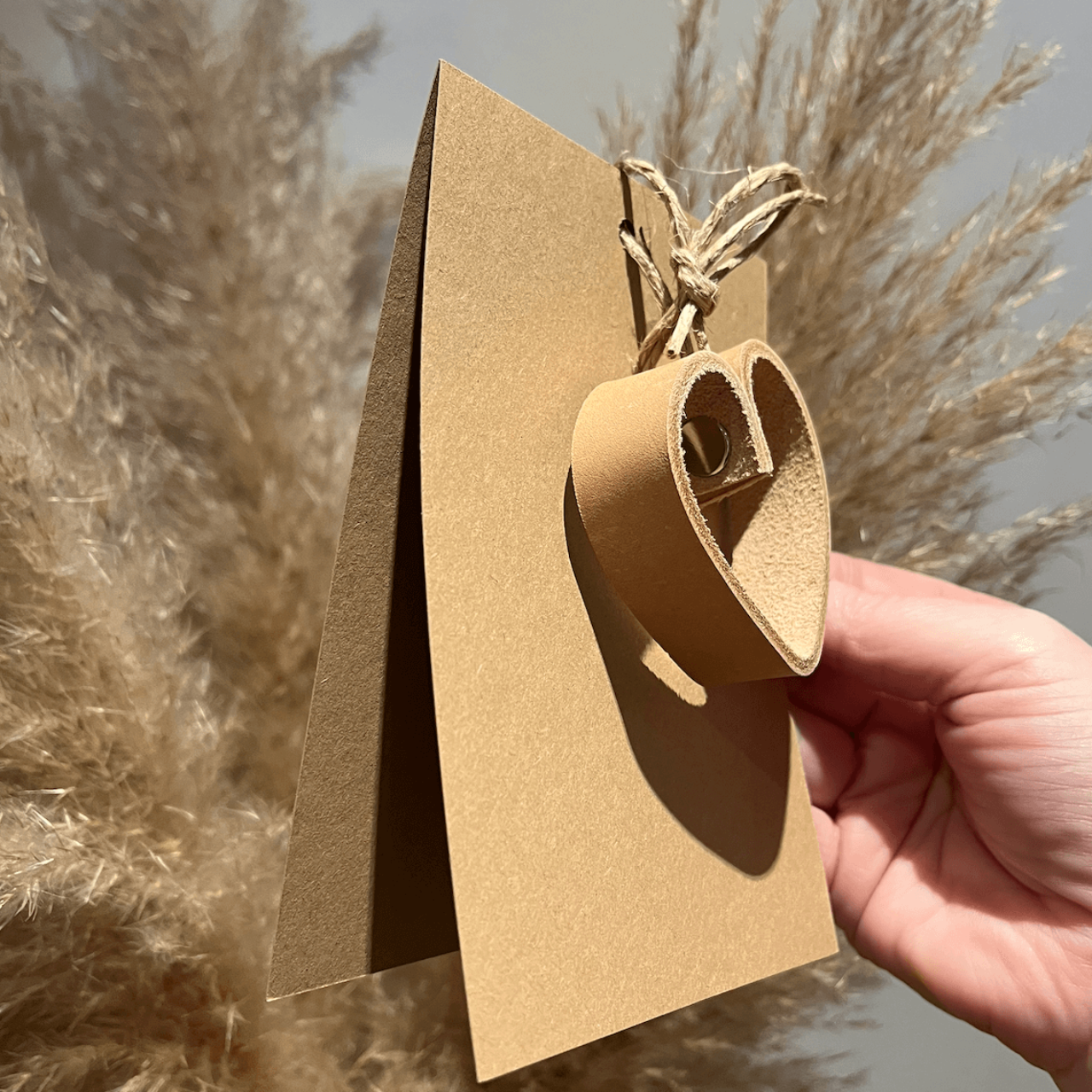 Blanco Kaartje met Lederen hartje