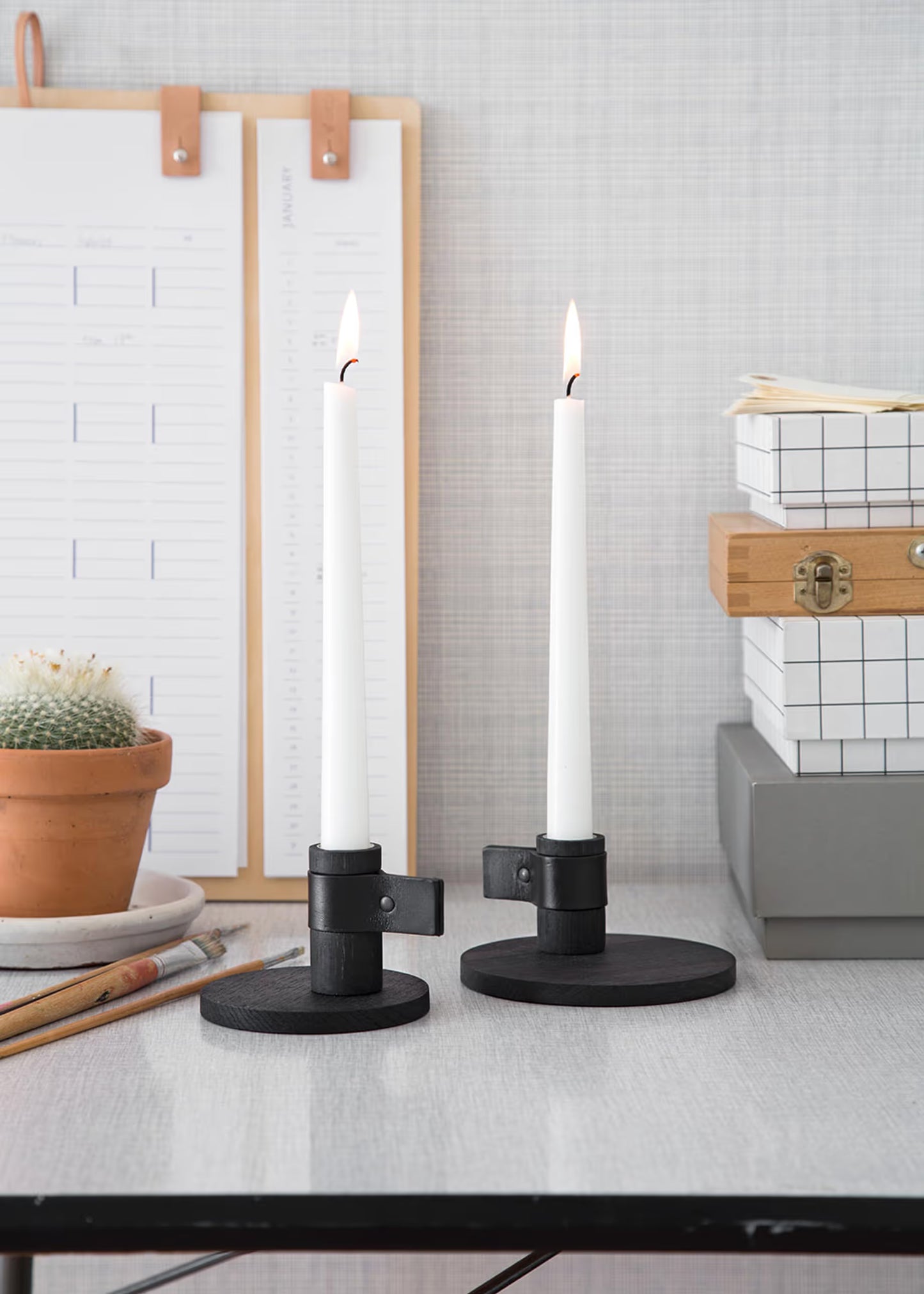 By WIRTH Bright Light – kaarsenstandaard in eik & leer